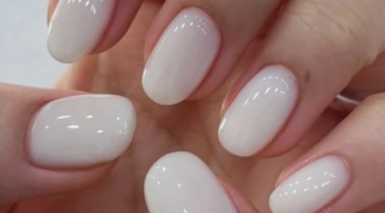 diseños de uñas color blanco lechoso
