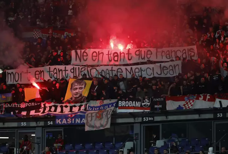 Aficionados franceses y croatas reaccionan durante el partido de cuartos de final de la Liga de Naciones de la UEFA.jpeg