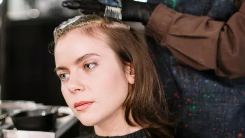 3 tonos de tintes de pelo para mujeres de 40 a 50 años que serán tendencia este 2026 Smoky Brunette