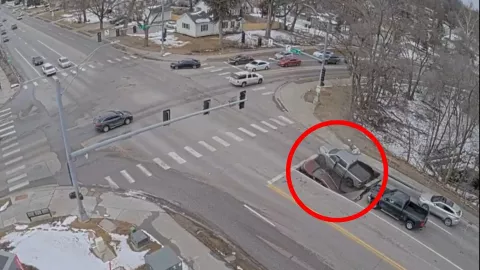 VIDEO: Socavón se abre en plena calle y se traga dos camionetas