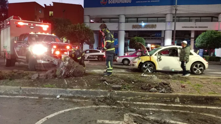 Mientras dormía: Auto derriba semáforo por exceso de velocidad en CDMX