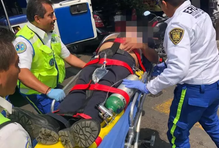 condores auxilian a un policía