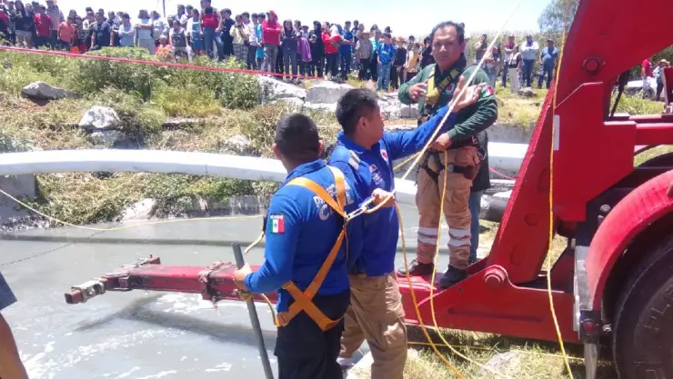 ¡Lamentable! Muere pareja de abuelitos al caer a canal de aguas negras; su nieto fue arrastrado por la corriente