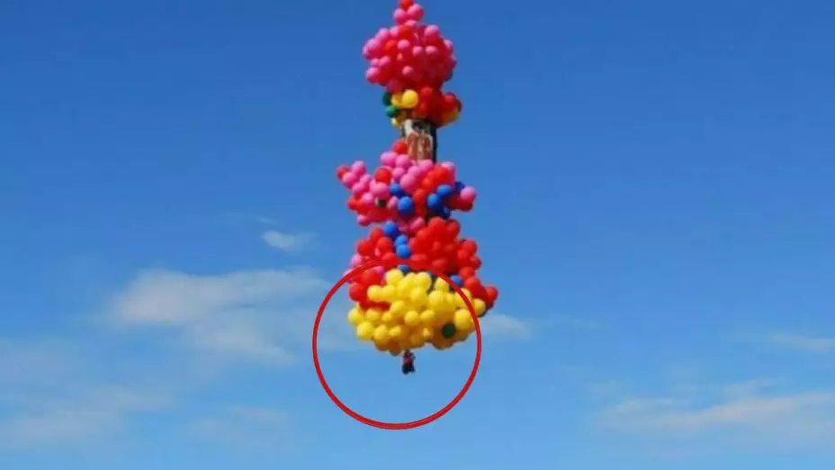 ¡Estilo Up! Sacerdote vuela amarrado a mil globos; SALE MAL