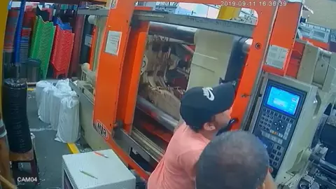 Prensa APLASTA la mano a trabajador