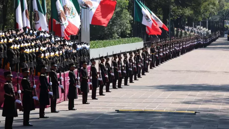 AMLO devela placa por los 200 años del Heroico Colegio Militar