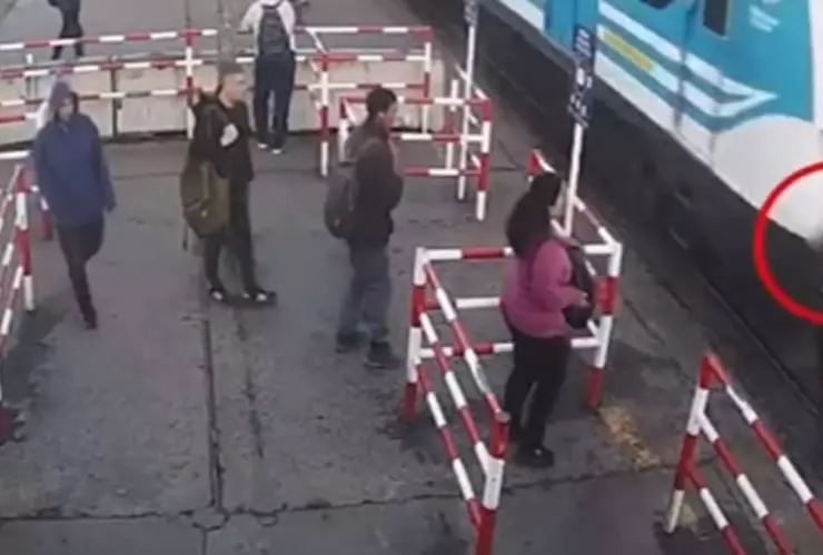 Captan momento en que joven distraído con celular casi es atropellado por tren