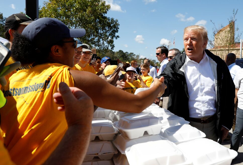 Trump visita a afectados por Florence