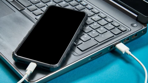 ¿Es bueno cargar el celular en la laptop? Esto es lo que debes saber