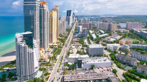 Autos avanzan por las calles de Miami, Florida