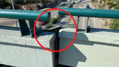 Puente que se está cayendo en la Vía Rápida
