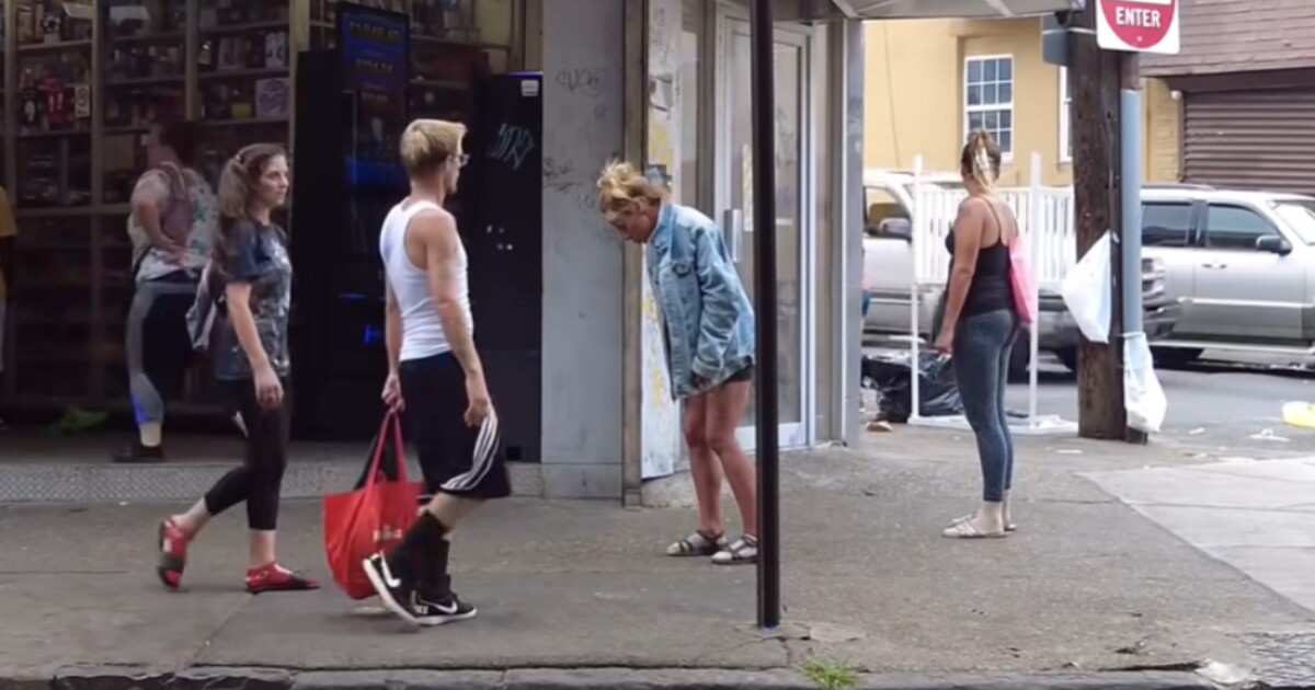 Como zombies, adictos a drogas en Kensington, Filadelfia