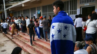 joven con bandera de honduras