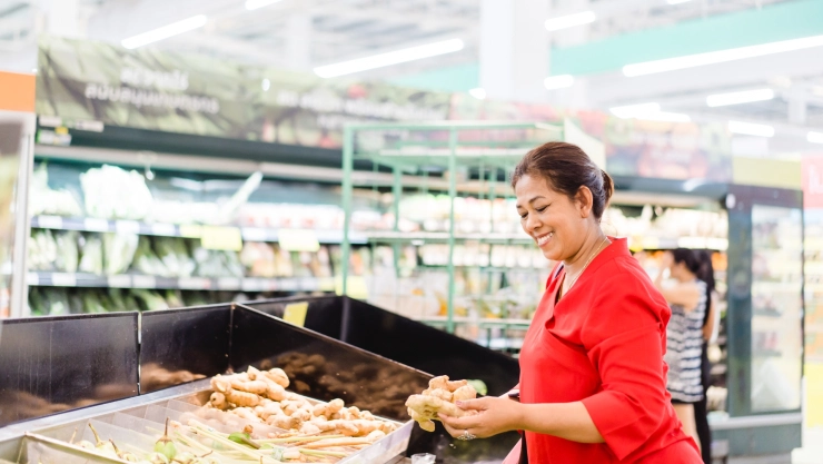 Una mujer escoge productos mexicanos en un supermercado