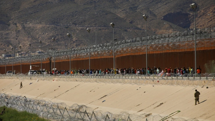 Texas declara una invasión en la frontera por llegada de migrantes