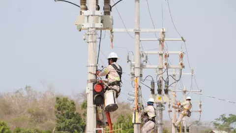 Captan en video a supuesto fantasma en camioneta de la CFE