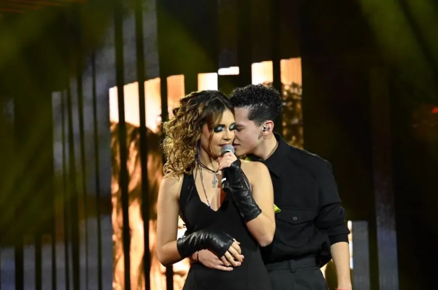 Mar y Mario se enfrentaron en un duelo electrizante interpretando “Solo el amor lastima así", dejando a todos los presentes impactados. Sin embargo, no todos los críticos compartieron la misma opinión. Lola Cortés expresó su descontento, afirmando que no hubo magia en la presentación y optando por no votar por ninguno de los dos. Su crítica marcó el tono negativo de la noche, poniendo en duda la conexión entre los académicos.
