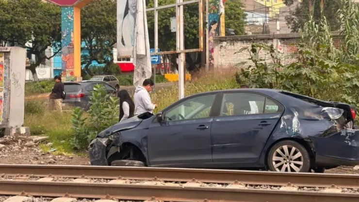 VIDEO: Conductora intentó ganarle el paso al tren y fue embestida; así sobrevivió