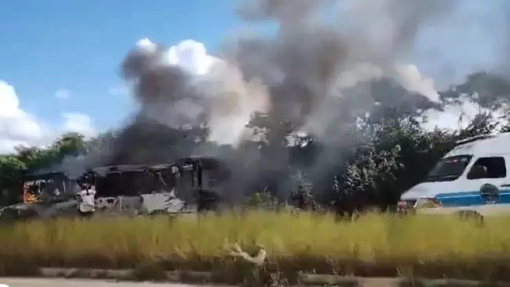 Video_ Se registra incendio de un autobús en carretera Chetumal- Bacalar.jpg