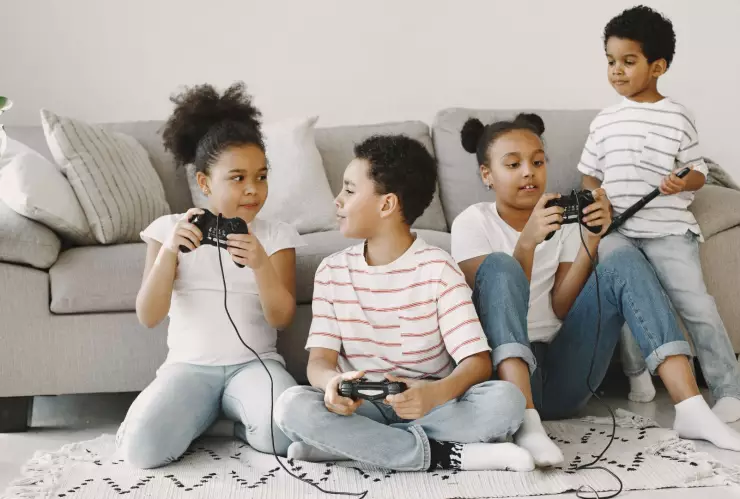 Significado de ser el hermano menor en la familia, según psicología