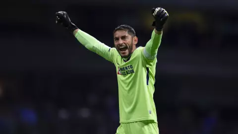 Jesús Corona celebra la victoria de Cruz Azul ante Atlas