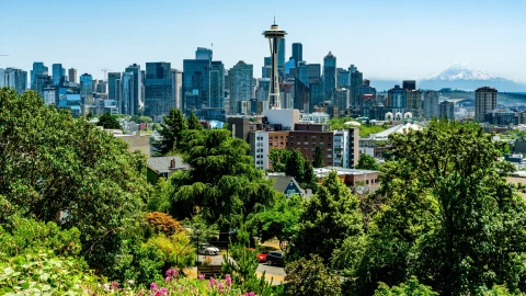 la ciudad de Seattle rodeada de árboles verdes y pintorescos.