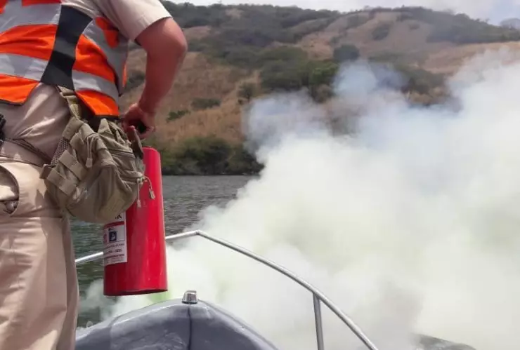 Semar sofoca incendio de embarcación
