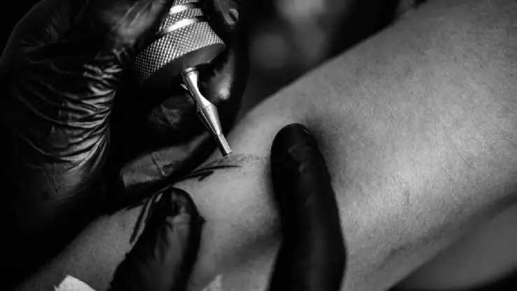 mujer se hace el mismo tatuaje junto a sus hijas