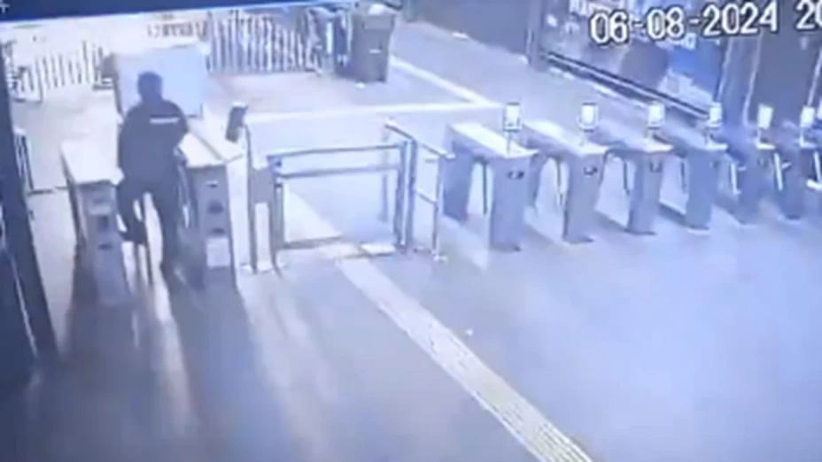 Captan caída de rayo en la estación Taxqueña de la CDMX