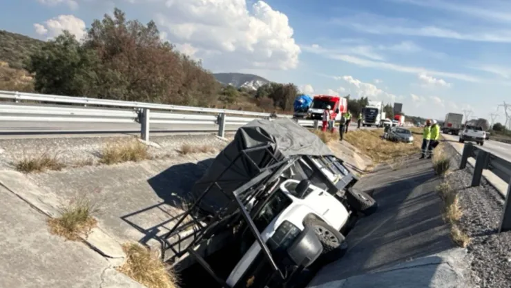 Vehículo quedó en medio de cuneta tras Accidente sobre la autopista Arco Norte hoy: Hay cierre