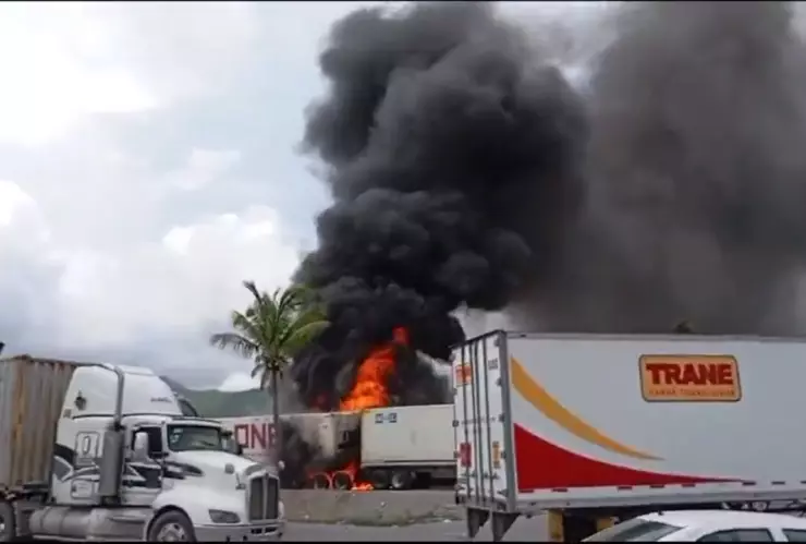Incendio de tractocamión en la autopista Colima-Manzanillo.