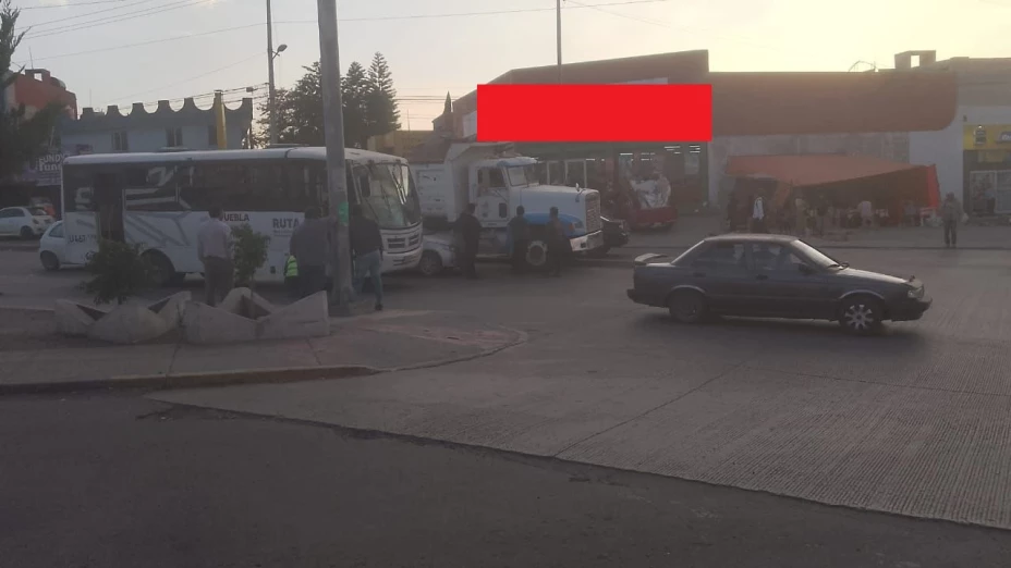 Reportan aparatoso choque en la 11 Sur, hoy