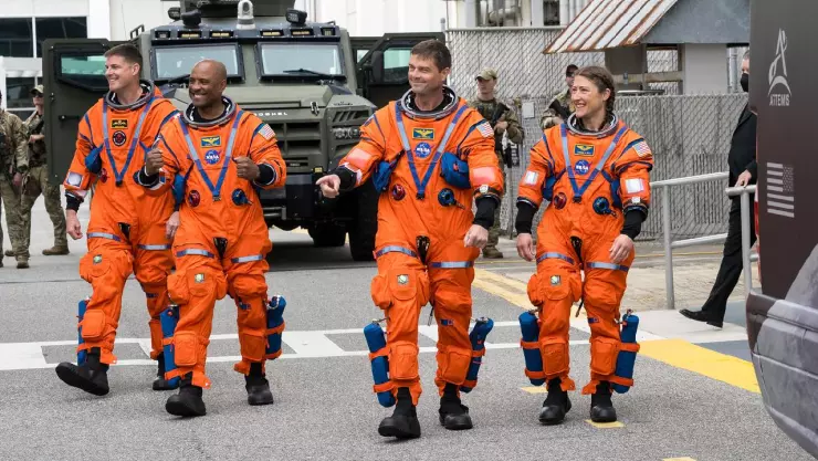 Artemis II trajes.jpg