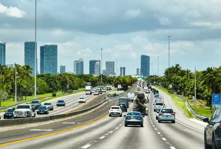 Autos avanzan por carretera de Miami, Florida