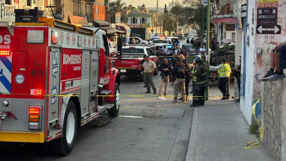 ¡Fuertes imágenes! Aparatoso accidente en Tlaquepaque deja 16 heridos: Una camioneta impactó contra un negocio