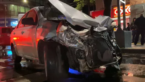 Mientras dormía: Accidente de auto deja una persona herida en calles de Alcaldía Benito Juárez