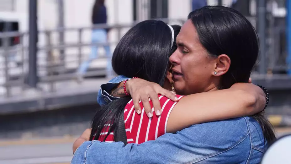Familiares de reclusos afuera de una penitenciaría en Guayaquil, Ecuador.