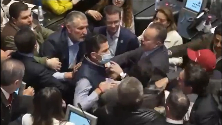 Senadores estuvieron a punto de agarrarse a golpes.