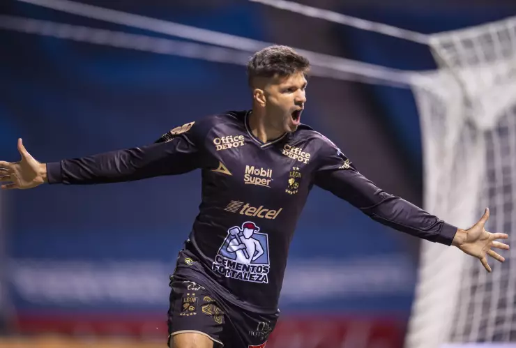 León celebra el gol