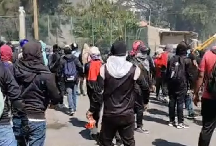 Normalistas encapuchados Ayotzinapa vandalizan fiscalía Guerrero