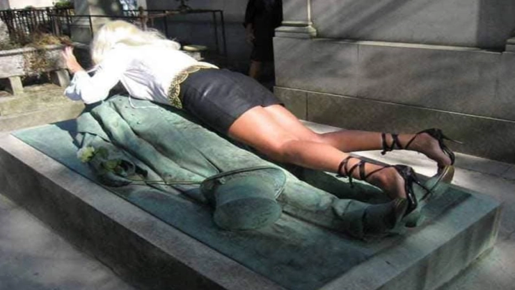 Estatua de Victor Noir en Francia