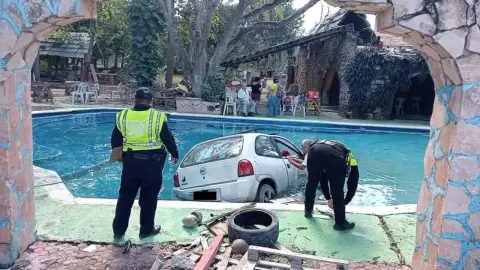 Auto pierde el control y cae dentro de una piscina, en Mérida