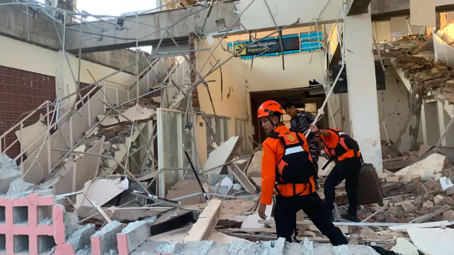 Labores de rescate tras un terremoto en Indonesia.