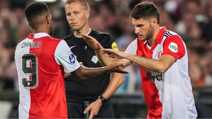 santiago gimenez en su debut con el feyenoord tras entrar de cambio por danilo
