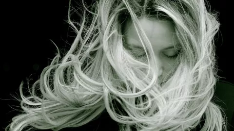 El ingrediente en polvo para oscurecer las canas de tu cabello