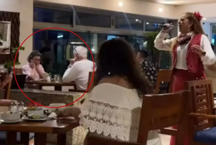 VIDEO_ Extranjeros se tapan los oídos mientras mariachi cantaba en restaurante