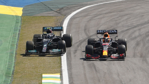 Lewis Hamilton y Max Verstappen en competencia