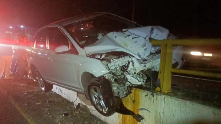 Autopista Apizaco-Tlaxcala Auto termina INCRUSTADO en la barra de contención