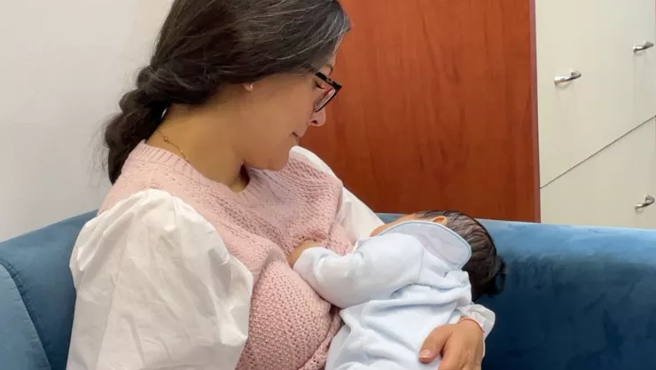 mujer amamantando a su hijo en instalaciones de oficina