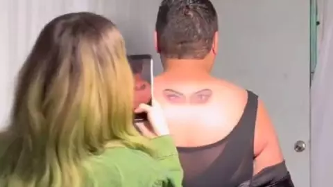 Fan se tatúa los ojos de Belinda como Christian Nodal y le pide no quitárselos